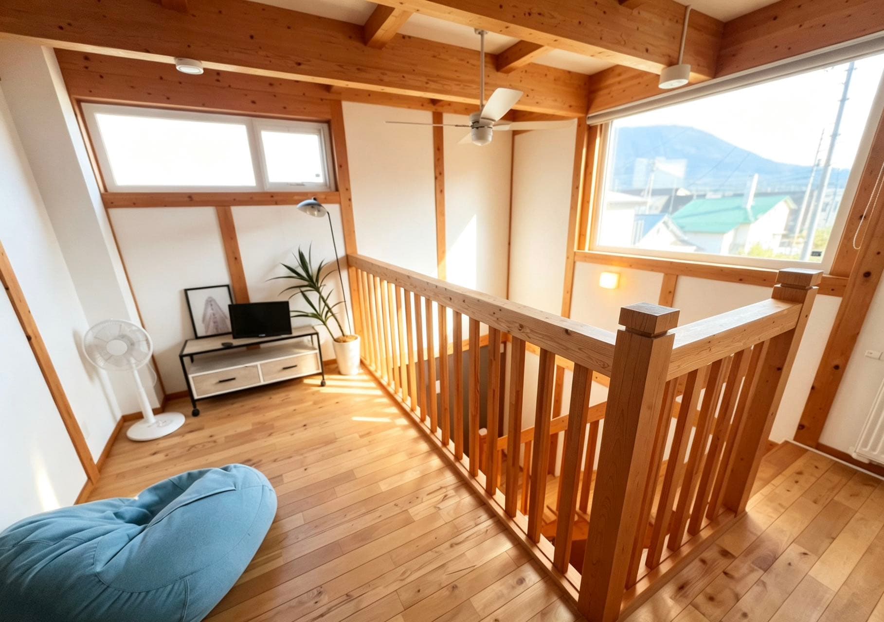 二层小客厅，窗外是山